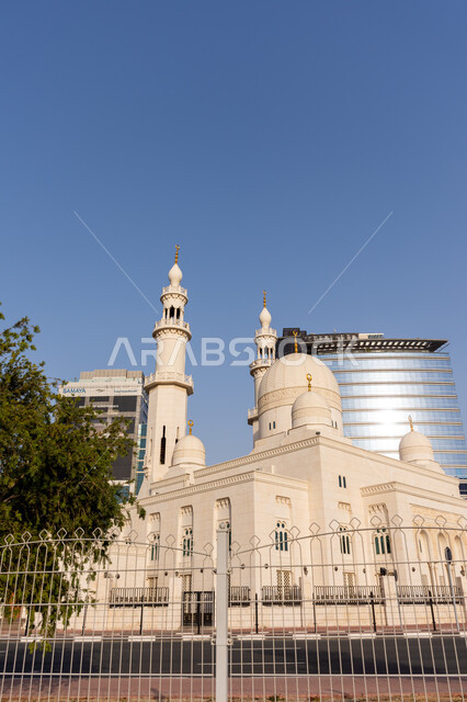 مفهوم العبادة والتقرب إلى الله تعالى, مسجد اليعقوب في منطقة رقة البطين في مدينة دبي, الفن الهندسي المعماري لبناء المساجد على الطراز العربي الإسلامي، المعالم والأماكن الدينية الإسلامية المشهورة في الإمارات العربية المتحدة