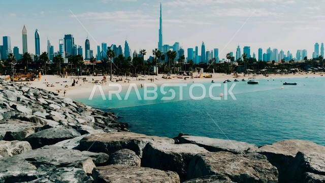 المباني والمنشآت السكنية والتجارية, الفن الهندسي المعماري للأبراج وناطحات السحاب المطلة على البحر في مدينة دبي، الأماكن السياحية الساحلية المشهورة في الإمارات العربية المتحدة، جذب واستقطاب السياح من جميع أنحاء العالم