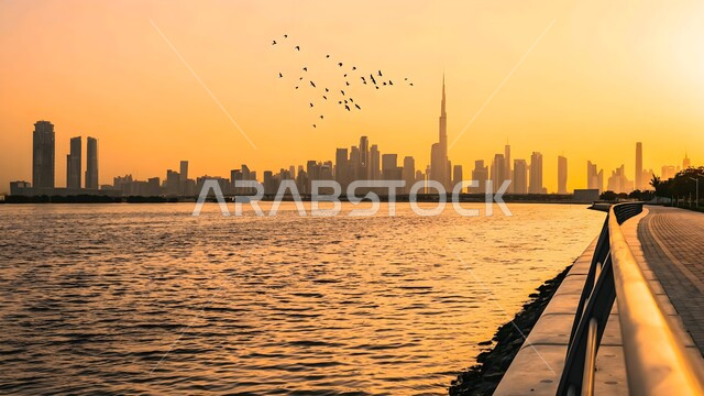 النمو والتقدم العمراني للمنشآت السكنية والتجارية، الفن الهندسي المعماري للأبراج وناطحات السحاب المطلة على البحر في مدينة دبي، المعالم  والأماكن السياحية الساحلية المشهورة في الإمارات العربية المتحدة، جذب واستقطاب السياح من جميع أنحاء العالم