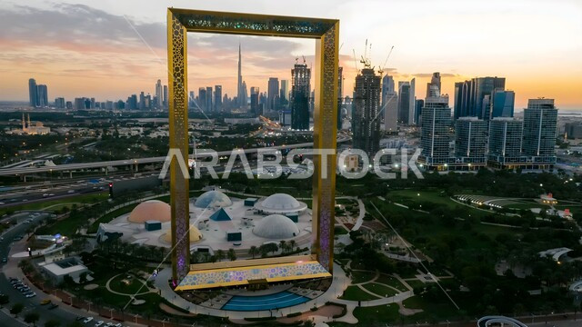 بناء زجاجي مزخرف باللوان ذهبية، جذب واستقطاب السياح من أنحاء العالم، الفن الهندسي المعماري للابراج و ناطحات السحاب، النمو والتقدم العمراني لمبنى برواز دبي في الإمارات العربية المتحدة، أماكن ومعالم سياحية مشهورة