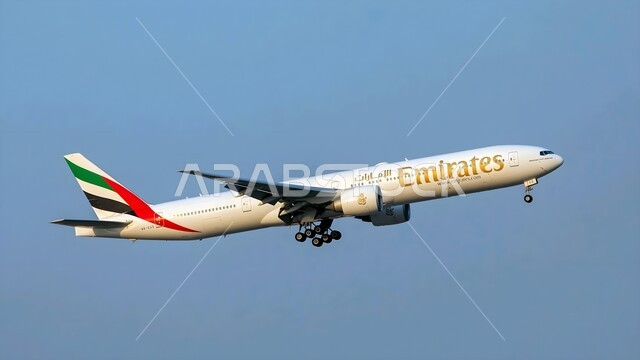 وسائل النقل والمواصلات الجوية, توفير الخدمات المتطورة لسهولة التنقل بين البلدان، مفهوم السياحة والسفر, طائرة تحلق في سماء الإمارات العربية المتحدة، شركات وخطوط الطيران الإماراتي