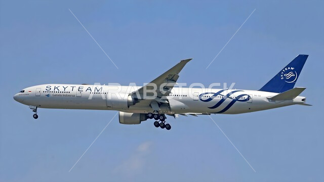 توفير الخدمات المتطورة لسهولة التنقل بين البلدان، مفهوم السياحة والسفر, طائرة تابعة لشركة سكاي تيم تحلق في سماء الإمارات العربية المتحدة، وسائل النقل والمواصلات الجوية, شركات وخطوط الطيران الإماراتي