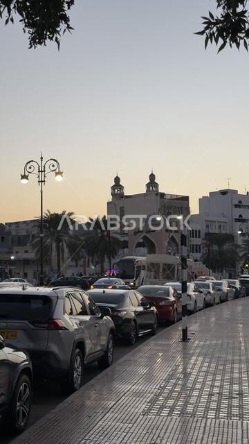 مركز سوق مطرح للفنون في سلطنة عمان، الفن الهندسي المعماري للمعالم والأسواق التجارية الشعبية المشهورة، المعالم والاماكن السياحة المشهورة، جذب واستقطاب السياح من كافة انحاء العالم، مجموعة من السيارات المركونة في الطريق