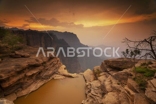 النباتات الخضراء المزروعة على جبال القهر, التكوينات والتشكيلات الصخرية في مدينة جازان، المرتفعات والسلاسل الجبلية، المناظر الطبيعية المتميزة وقت غروب الشمس، الأماكن والمعالم السياحية المشهورة في المملكة العربية السعودية