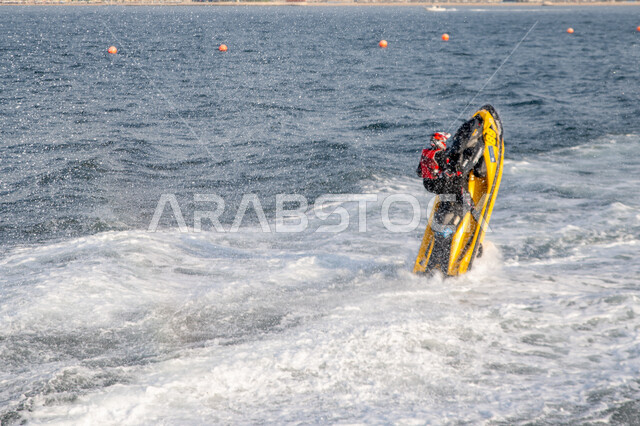نشاط صيفي ترفيهي، استخدام الدرجات المائية للتسلية والمتعة، شاب يقود الجيت سكي في البحر، اماكن سياحية ساحلية في قطر، جذب واستقطاب السياح من كافة انحاء العالم