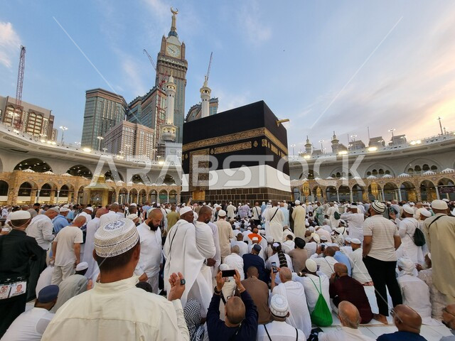 طواف الحجاج والمعتمرين حول الكعبة المشرفة في الحرم المكي الشريف بمكة المكرمة في المملكة العربية السعودية، التقرب إلى الله تعالى بالصلوات والفرائض والعبادات، أداء مناسك الحج والعمرة، الفن الهندسي المعماري في بناء برج الساعة الملكي، أماكن إسلامية دينية مقدسة