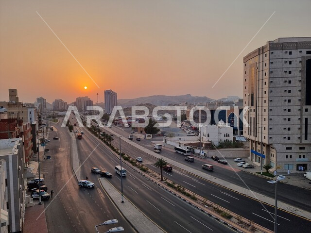 حركة مرور السيارات في الشوارع والطرقات المعبدة وقت الغروب، النمو والتطور العمراني في مدينة الرياض، الفن الهندسي المعماري للمباني وناطحات السحاب في المملكة العربية السعودية، أماكن ومعالم سياحية مشهورة 