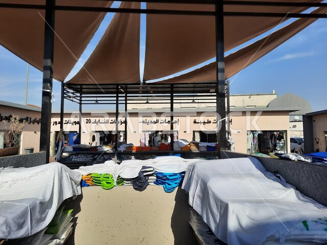 العبادة والتقرب إلى الله تعالى، الإستعداد لأداء فريضة الحج والعمرة في مكة المكرمة، اكشاك صغيرة لبيع ملابس ومستلزمات الحج والعمره أمام مسجد ذو الحليفة في المدينة المنورة، أماكن ومعالم اسلامية مقدسة، الإحرام من ميقات آبار علي بالمملكة العربية السعودية