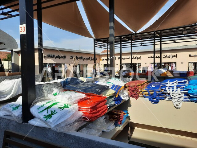 اكشاك صغيرة لبيع ملابس ومستلزمات الحج والعمره أمام مسجد ذو الحليفة في المدينة المنورة، أماكن ومعالم اسلامية مقدسة، الإستعداد لأداء فريضة الحج والعمرة في مكة المكرمة، العبادة والتقرب إلى الله تعالى، الإحرام من ميقات آبار علي بالمملكة العربية السعودية