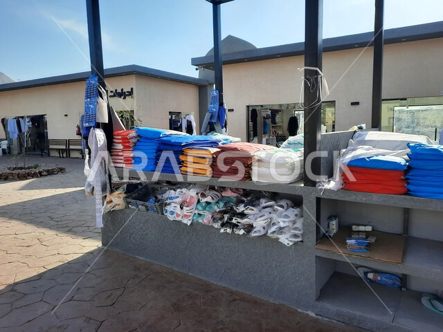 متاجر صغيرة لبيع ملابس ومستلزمات الحج والعمره أمام مسجد ذو الحليفة في المدينة المنورة، أماكن ومعالم اسلامية مقدسة، الإستعداد لأداء فريضة الحج والعمرة في مكة المكرمة، العبادة والتقرب إلى الله تعالى، الإحرام من ميقات آبار علي بالمملكة العربية السعودية