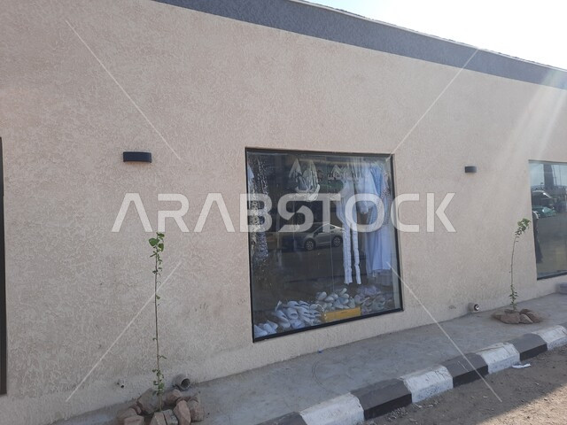 معالم وأماكن اسلامية مقدسة، كشك صغير لبيع ملابس ومستلزمات الحج والعمره أمام مسجد ذو الحليفة في المدينة المنورة، الإستعداد لأداء فريضة الحج والعمرة في مكة المكرمة، العبادة والتقرب إلى الله تعالى، الإحرام من ميقات آبار علي بالمملكة العربية السعودية