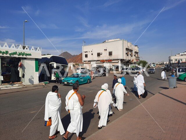 العبادة والتقرب إلى الله تعالى، تجمع الحجاج من مناطق مختلفة أمام مسجد ذو الحليفة في المدينة المنورة، سيارات وباصات نقل المسلمين، أماكن ومعالم اسلامية مقدسة، الإحرام من ميقات آبار علي في السعودية، الإستعداد لأداء فريضة الحج والعمرة في مكة المكرمة