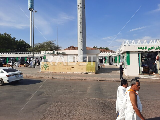 تجمع الحجاج من مناطق مختلفة أمام مسجد ذو الحليفة في المدينة المنورة، سيارات وباصات نقل المسلمين، أماكن ومعالم اسلامية مقدسة، الإحرام من ميقات آبار علي في السعودية، الإستعداد لأداء فريضة الحج والعمرة في مكة المكرمة، العبادة والتقرب إلى الله تعالى