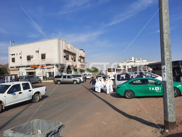 Buses and vehicles transporting Muslims, Sacred Islamic places and landmarks, Ihram from the Miqat of Abar Ali in Saudi Arabia, Preparing to perform Hajj and Umrah in Mecca, Worship and drawing closer to Allah Almighty, Pilgrims gather from different regions in front of Dhu al-Hulaifah Mosque in Medina