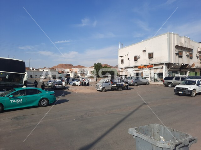 أماكن ومعالم اسلامية مقدسة، الإحرام من ميقات آبار علي في السعودية، الإستعداد لأداء فريضة الحج والعمرة في مكة المكرمة، العبادة والتقرب إلى الله تعالى، تجمع الحجاج من مناطق مختلفة أمام مسجد ذو الحليفة في المدينة المنورة، باصات وسيارات نقل المسلمين