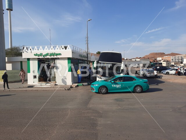 معالم وأماكن اسلامية مقدسة، الإحرام من ميقات آبار علي في السعودية، الإستعداد لأداء فريضة الحج والعمرة في مكة المكرمة، العبادة والتقرب إلى الله تعالى، تجمع الحجاج من مناطق مختلفة أمام مسجد ذو الحليفة في المدينة المنورة، باصات وسيارات نقل المسلمين