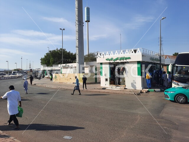 الإحرام من ميقات آبار علي في السعودية، الإستعداد لأداء فريضة الحج والعمرة في مكة المكرمة، العبادة والتقرب إلى الله تعالى، تجمع الحجاج من مناطق مختلفة أمام مسجد ذو الحليفة في المدينة المنورة، معالم وأماكن اسلامية مقدسة، باصات وسيارات نقل المسلمين