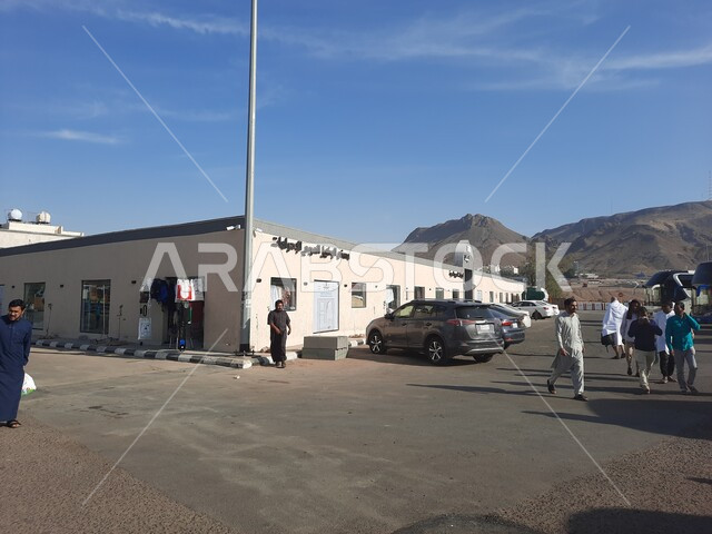 الإستعداد لأداء فريضة الحج والعمرة في مكة المكرمة، العبادة والتقرب إلى الله تعالى، تجمع الحجاج من مناطق مختلفة أمام مسجد ذو الحليفة في المدينة المنورة، الإحرام من ميقات آبار علي في السعودية، معالم وأماكن اسلامية مقدسة، باصات وسيارات نقل المسلمين