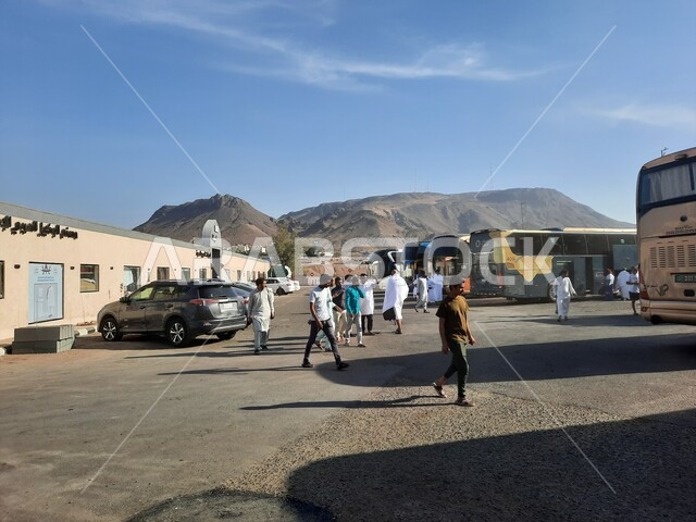 العبادة والتقرب إلى الله تعالى، تجمع الحجاج من مناطق مختلفة أمام مسجد ذو الحليفة في المدينة المنورة، الإستعداد لأداء فريضة الحج والعمرة في مكة المكرمة، الإحرام من ميقات آبار علي في السعودية، معالم وأماكن اسلامية مقدسة، باصات وسيارات نقل المسلمين