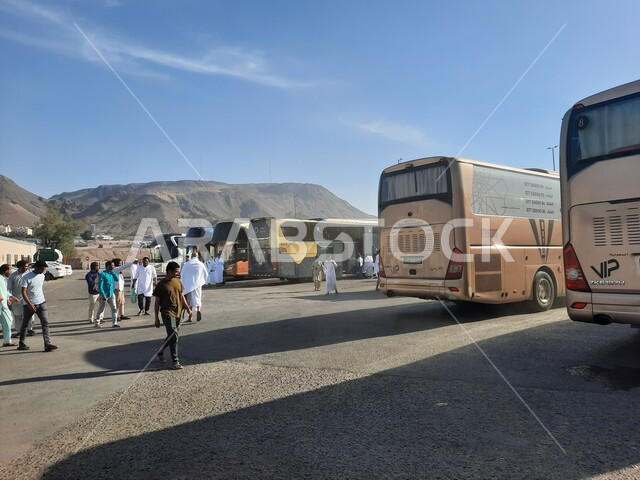 تجمع الحجاج من مناطق مختلفة أمام مسجد ذو الحليفة في المدينة المنورة، العبادة والتقرب إلى الله تعالى، الإستعداد لأداء فريضة الحج والعمرة في مكة المكرمة، الإحرام من ميقات آبار علي في السعودية، معالم وأماكن اسلامية مقدسة، باصات وسيارات نقل المسلمين