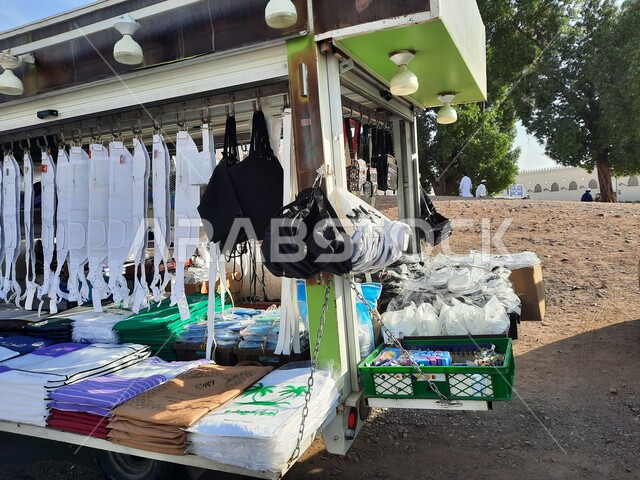 كشك صغير لبيع ملابس ومستلزمات الحج والعمره أمام مسجد ذو الحليفة في المدينة المنورة، أماكن ومعالم اسلامية مقدسة، الإستعداد لأداء فريضة الحج والعمرة في مكة المكرمة، العبادة والتقرب إلى الله تعالى، الإحرام من ميقات آبار علي بالمملكة العربية السعودية