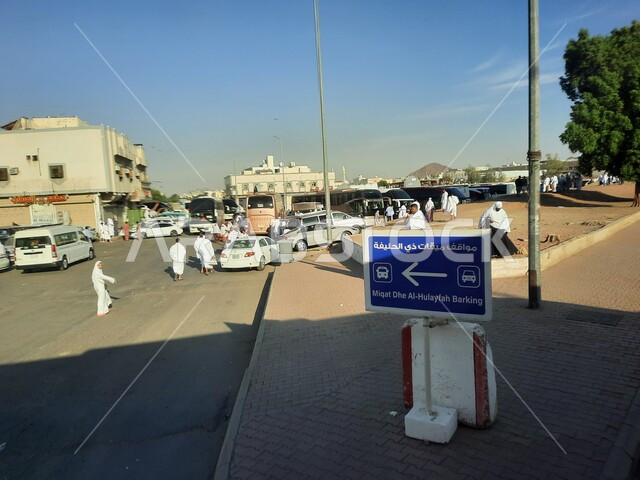 موقف باصات وسيارات نقل المسلمين، الاستعداد لأداء فريضة الحج والعمرة في مكة المكرمة، العبادة والتقرب إلى الله، تجمع الحجاج من مناطق مختلفة أمام مسجد ذو الحليفة في المدينة المنورة، الإحرام من ميقات آبار علي في السعودية، معالم وأماكن اسلامية مقدسة