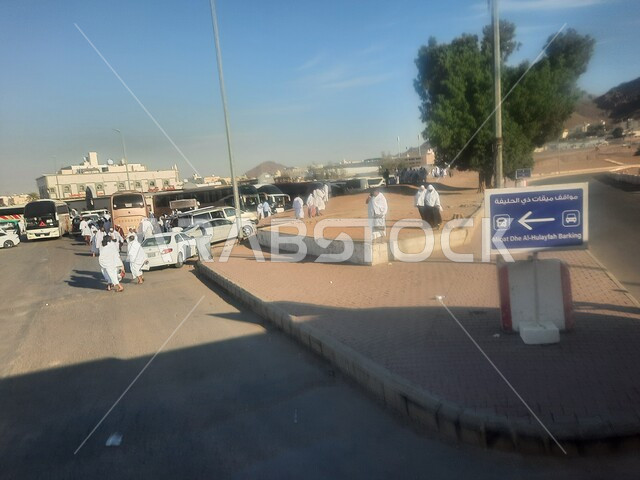 الاستعداد لأداء فريضة الحج والعمرة في مكة المكرمة، العبادة والتقرب إلى الله، تجمع الحجاج من مناطق مختلفة أمام مسجد ذو الحليفة في المدينة المنورة، الإحرام من ميقات آبار علي في السعودية، معالم وأماكن اسلامية مقدسة، موقف باصات وسيارات نقل المسلمين