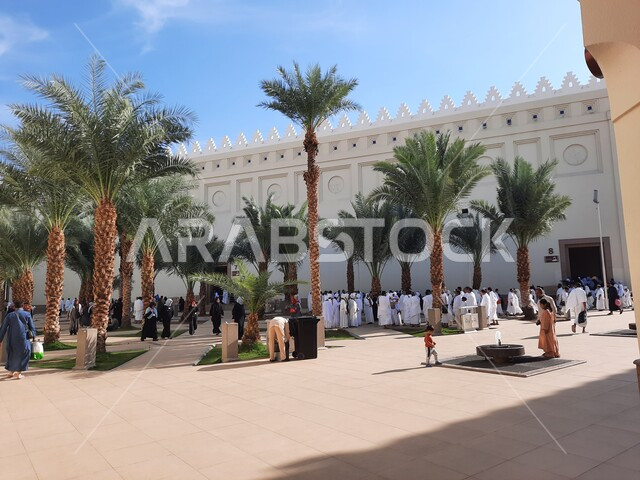 الإحرام من ميقات آبار علي في السعودية، الفن الهندسي المعماري للمساجد في المملكة، الحجاج والمعتمرين أمام مسجد ذو الحليفة بالمدينة المنورة، الإستعداد لأداء فريضة الحج والعمرة في مكة المكرمة، أماكن ومعالم اسلامية مقدسة، الاهتمام بزراعة أشجار النخيل