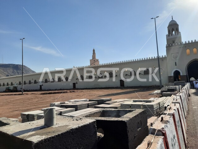 مسجد ذو الحليفة بالمدينة المنورة، نقطة انطلاق الحجاج والمعتمرين لأداء فريضة الحج والعمرة في مكة المكرمة، التصميم الهندسي المعماري للمساجد في المملكة، الإحرام من ميقات آبار علي في السعودية، أماكن ومعالم اسلامية مقدسة