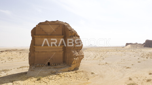 المعالم الأثرية القديمة في المملكة العربية السعودية، مدفن حيان بن كوزا، التكوينات الصخرية في المناطق الصحراوية، قصر الفريد في مدائن صالح في محافظة العلا، استقطاب وجذب السائحين من شتى انحاء العالم، أماكن طبيعية تاريخية