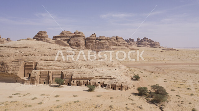 استقطاب وجذب السائحين من شتى انحاء العالم ,قصر الفريد في مدائن صالح في محافظة العلا، التكوينات الصخرية في المناطق الصحراوية، مدفن حيان بن كوزا، المعالم الأثرية القديمة في المملكة العربية السعودية، أماكن طبيعية تاريخية