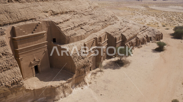 جذب واستقطاب السائحين من شتى انحاء العالم ,قصر الفريد في مدائن صالح في محافظة العلا، التكوينات الصخرية في المناطق الصحراوية، مدفن حيان بن كوزا، المعالم الأثرية القديمة في المملكة العربية السعودية، أماكن طبيعية تاريخية