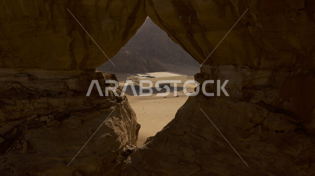 الفن الهندسي المعماري، التضاريس الجبلية والتشكيلات والتكوينات الصخرية في المناطق الصحراوية، المعالم السياحية المشهورة، أكبر مبنى عاكس بالعالم، مسرح المرايا الزجاجي في محافظة العلا بالمملكة العربية السعودية