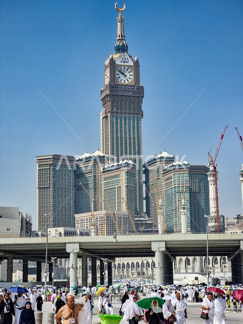  النمو والتقدم العمراني للفنادق والمباني المطلة على الحرم المكي، الأماكن والمعالم الدينية الإسلامية المقدسة، أداء مناسك الحج والعمرة، طواف حجاج بيت الله الحرام حول الكعبة المشرفة في ساحات الحرم المكي الشريف، مبنى برج الساعة في مكة المكرمة في المملكة العربية السعودية
