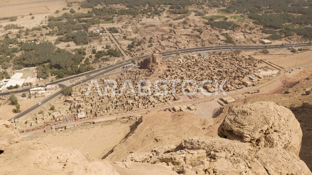 التكوينات والتشكيلات الصخرية في الاماكن السياحية، المباني الاثرية في البلدة القديمة في محافظة العلا في المملكة العربية السعودية، القمم والمرتفعات الجبلية، المعالم والمناطق التاريخية القديمة، طريق اسفلتي معبد بين المنازل والبيوت التراثية الطينية