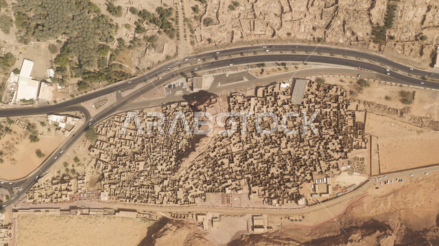 المعالم والمناطق التاريخية القديمة، طريق اسفلتي معبد بين المنازل والبيوت التراثية الطينية، القمم والمرتفعات الجبلية، المباني الاثرية في البلدة القديمة في محافظة العلا في المملكة العربية السعودية، التكوينات والتشكيلات الصخرية في الاماكن السياحية