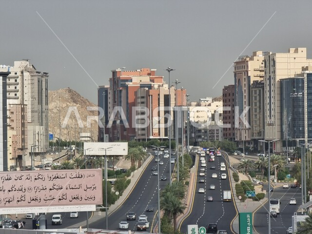 حركة مرور السيارات في الشوارع والطرقات المعبدة، النمو والتطور العمراني في مدينة مكة المكرمة، الفن الهندسي المعماري للمباني وناطحات السحاب في المملكة العربية السعودية، أماكن ومعالم سياحية مشهورة