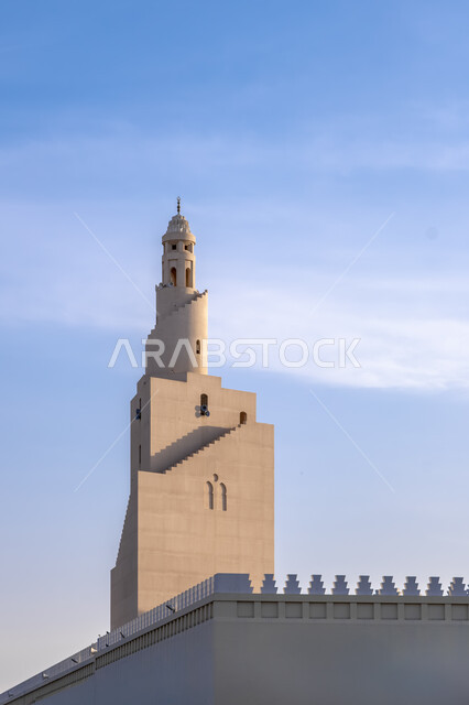 التقرب إلى الله تعالى والعبادة، معالم وأماكن اسلامية مقدسة، الإحرام من ميقات آبار علي في السعودية، نقطة انطلاق المسلمين لأداء فريضة الحج والعمرة في مكة المكرمة، مسجد ذو الحليفة بالمدينة المنورة، التصميم الهندسي المعماري لبناء المساجد العربية في المملكة