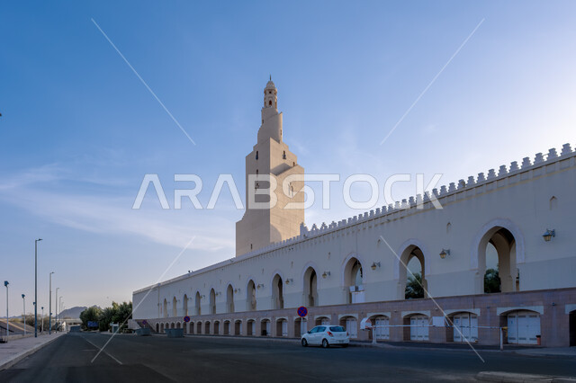 الإحرام من ميقات آبار علي في السعودية، نقطة انطلاق المسلمين لأداء فريضة الحج والعمرة في مكة المكرمة، مسجد ذو الحليفة بالمدينة المنورة، التصميم الهندسي المعماري لبناء المساجد العربية في المملكة، أماكن ومعالم اسلامية مقدسة، العبادة والتقرب إلى الله تعالى