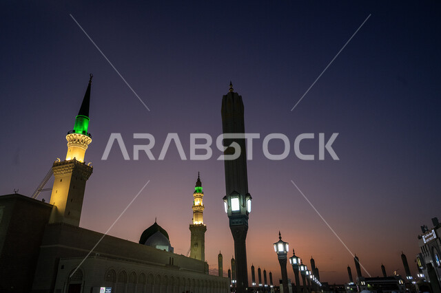 مفهوم العبادة والتقرب الى الله، مقصد المسلمين لأداء العبادات والفرائض، الساحه الخارجيه لمسجد رسول الله، المظلات الالكترونية في الحرم النبوي الشريف في المدينة المنورة، الأماكن الاسلامية الدينية المقدسة في المملكة العربية السعودية