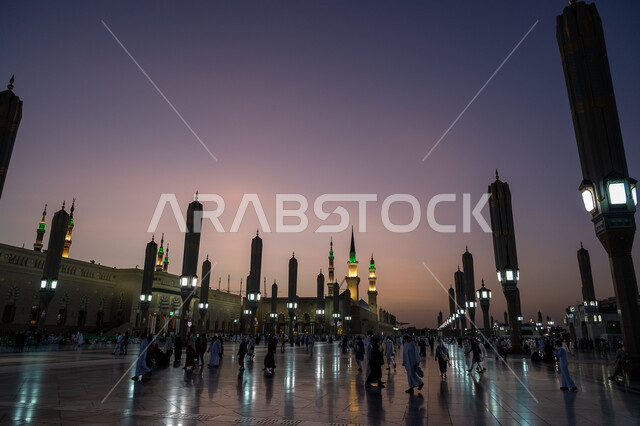 المظلات الالكترونية في الحرم النبوي الشريف في المدينة المنورة، الأماكن الاسلامية الدينية المقدسة في المملكة العربية السعودية، العبادة والتقرب الى الله، مقصد المسلمين لأداء العبادات والفرائض، الساحه الخارجيه لمسجد رسول الله