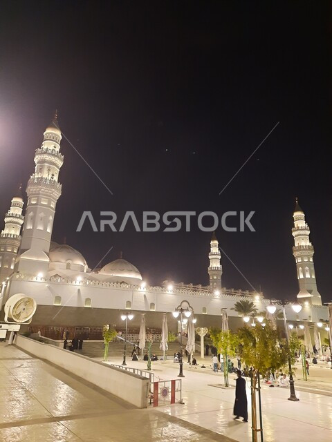 دعوة المسلمين لأداء الصلاة، الساحة الخارجية لمسجد قباء في المدينة المنورة ليلا، المعالم والأماكن الدينية المقدسة في المملكة العربية السعودية، العبادة والتقرب إلى الله، الفن الهندسي المعماري والديكور الاسلامي  للمآذن والقبب