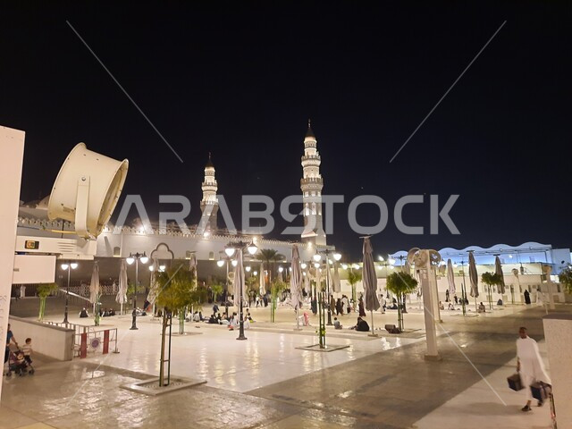 العبادة والتقرب إلى الله، دعوة المسلمين لأداء الصلاة، الساحة الخارجية لمسجد قباء في المدينة المنورة ليلا، المعالم والأماكن الدينية المقدسة في المملكة العربية السعودية، الفن الهندسي المعماري والديكور الاسلامي  للمآذن والقبب