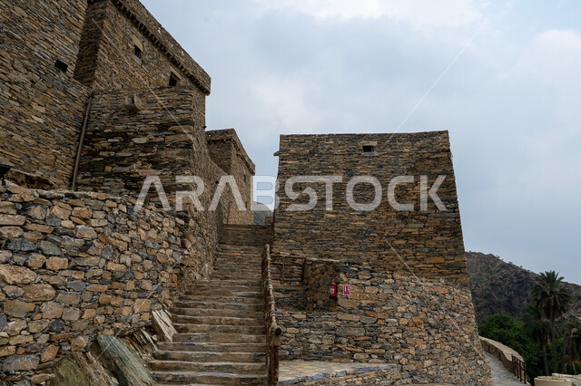 البناء المشيد من الأحجار وجذوع أشجار السدر، حصن وقلعة اثرية تاريخية، بيوت ومباني قرية ذي العين في منطقة الباحة,  تجديد وتهيئة الأماكن الجبلية التراثية لجذب السياح من شتى أنحاء العالم, معالم سياحية مشهورة