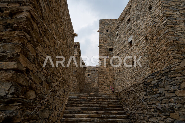 البناء المشيد من الأحجار وجذوع أشجار السدر، حصن وقلعة اثرية تاريخية، بيوت ومباني قرية ذي العين في منطقة الباحة,  تجديد وتهيئة الأماكن الجبلية التراثية لجذب السياح من شتى أنحاء العالم, معالم سياحية مشهورة