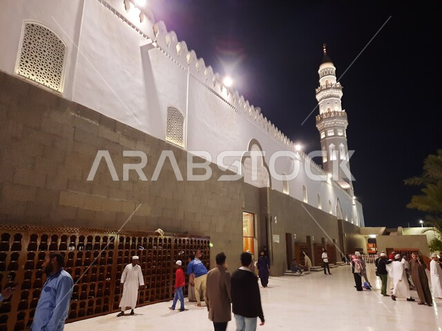 الساحة الخارجية لمسجد قباء في المدينة المنورة، دعوة المسلمين لآداء الصلاة والتقرب إلى الله تعالى، معالم وأماكن دينية مقدسة في المملكة العربية السعودية، الفن الهندسي المعماري والديكور الاسلامي على الطراز الحديث