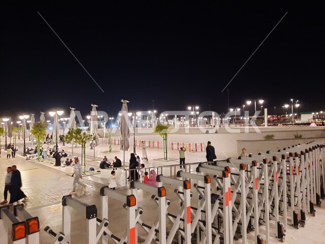 أماكن دينية مقدسة في المملكة العربية السعودية، الساحة الخارجية لمسجد قباء في المدينة المنورة، دعوة المسلمين لآداء الصلاة والتقرب إلى الله تعالى، تنظيم حركة الوافدين والزوار بواسطة حواجز معدنية قابلة للتمدد