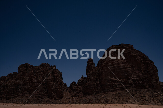 المناطق الصحراوية والكثبان الرملية في البراري، صورة ظلية للتشكلات والتكوينات وسلسلة الجبال الصخرية في تبوك، التضاريس والقمم الجبلية في الصحراء، الاماكن والمعالم السياحية المشهورة في المملكة العربية السعودية، الرمال الذهبية الناعمة، سالوليت