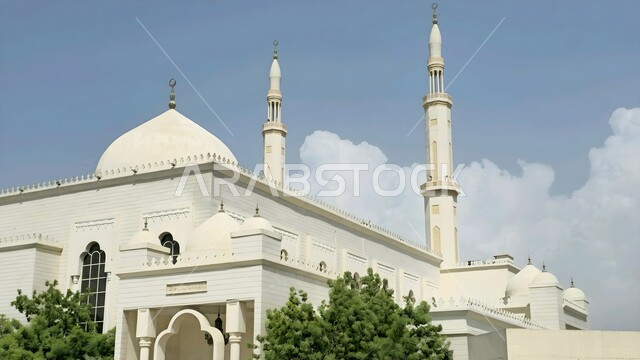 مسجد الضياء في امارة الشارقة في النهار، نداء المسلمين لأداء الفروض والصلاة، مفهوم العبادة والتقرب إلى الله تعالى، معلم ديني اسلامي في الإمارات العربية المتحدة, الفن الهندسي المعماري لبناء المساجد على الطراز العربي