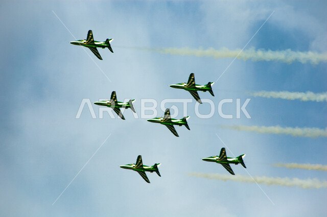 التعبير عن الحب والولاء للبلاد في الأعياد والمناسبات الوطنية، خطوط من الدخان خلف الطائرات النفاثة المحلقة في سماء المملكة العربية السعودية،  إحياء ذكرى اليوم الوطني السعودي 23 سبتمبر، عرض جوي للاحتفال باليوم الوطني، خلفية  السماء الزرقاء